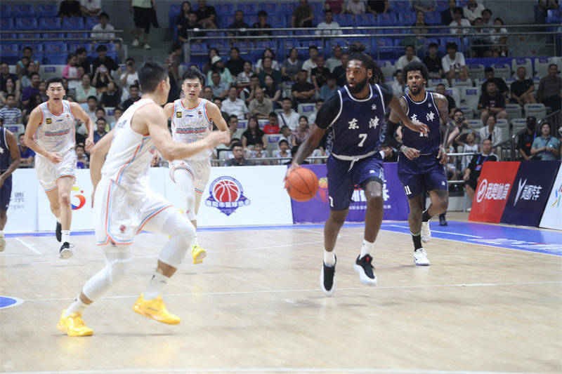 皇冠体育app-洲俱杯国际职业篮球俱乐部对抗赛（东津杯·襄阳站）举行