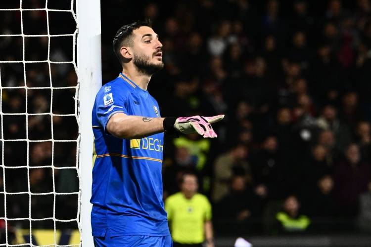 皇冠中国-斯基拉：那不勒斯、罗马、都灵有意莱切门将法尔科内