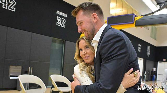 皇冠体育-湖人队小老板珍妮·巴斯身着东契奇球衣，亮相欧洲锦标赛揭幕战