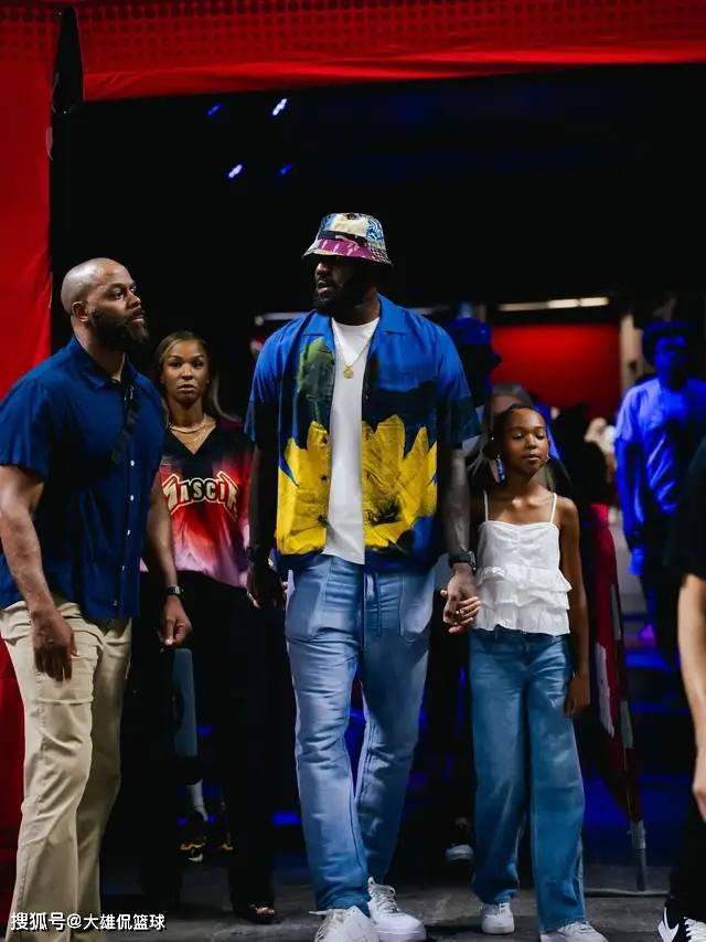 皇冠体育-詹姆斯前队友提议老詹离开湖人，暗示队友不如加入迈阿密热火