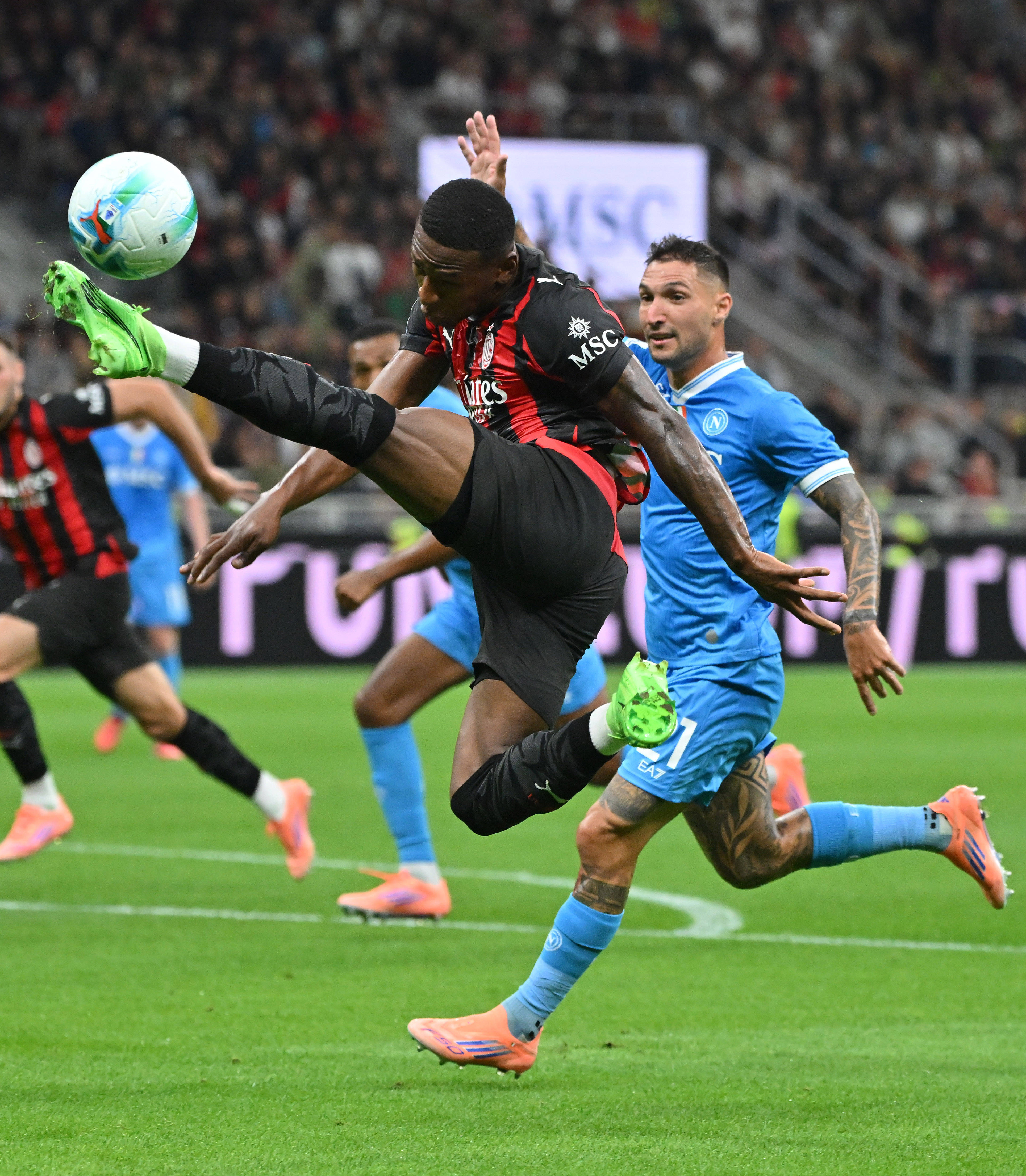 （体育）足球——意甲：AC米兰胜那不勒斯