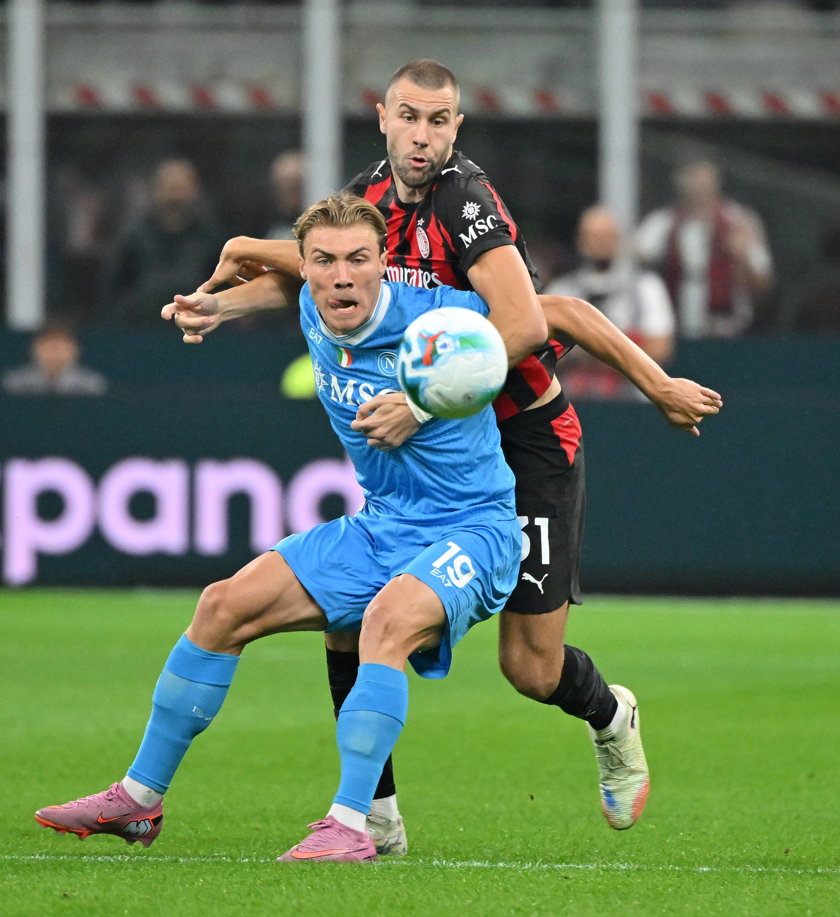 （体育）足球——意甲：AC米兰胜那不勒斯