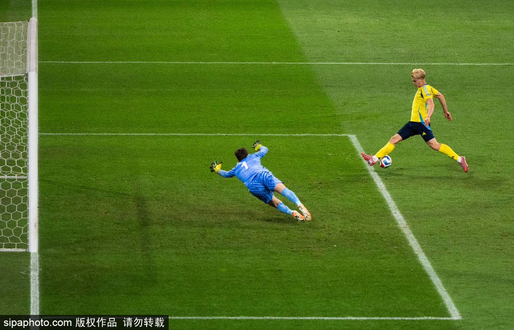 皇冠体育下载-带不动！阿森纳利物浦两大神锋联手造良机 热刺小将失空门